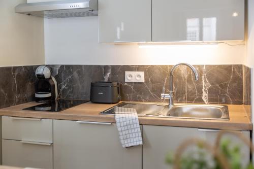 une cuisine avec un évier et un plan de travail dans l'établissement Evasion au Port, T2 climatisé rénové, à La Seyne-sur-Mer