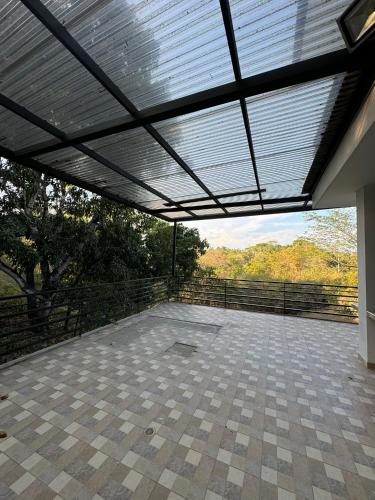 a large patio with a roof with a view of the trees at Finca Villa Sofía Campestre con piscina in Anapoima