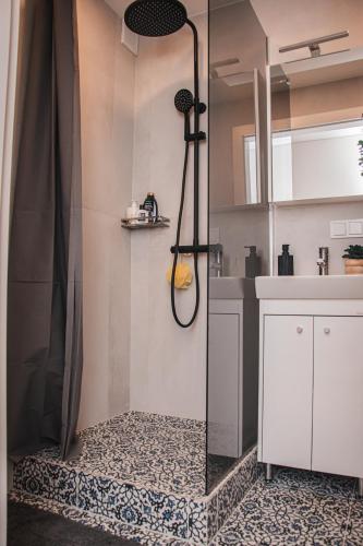 una doccia con una porta in vetro in un bagno di Jaukus butas Plungėje a Plungė