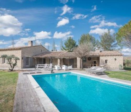une piscine devant une maison dans l'établissement villa avec piscine à Gordes, en Provence, à Gordes