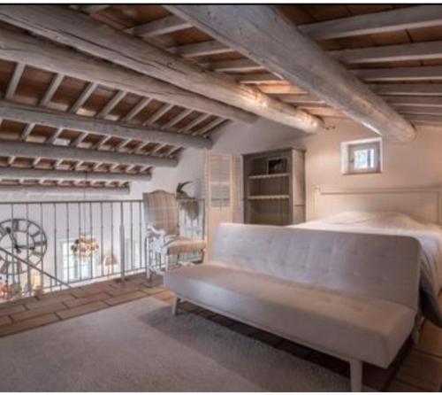 une chambre avec un lit et un balcon dans l'établissement villa avec piscine à Gordes, en Provence, à Gordes