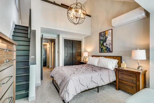 Un dormitorio con una cama y una escalera. en Vermont Mountain Retreat The Antler House, en Plymouth