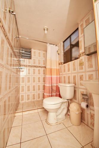 a bathroom with a toilet and a sink at Kamanti Hostel in Pisac