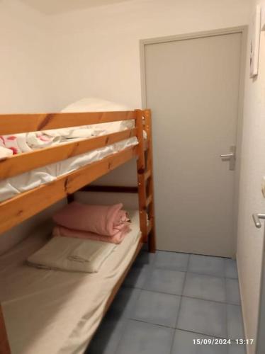 - deux lits superposés dans une petite chambre dans l'établissement Studio cabine tout équipé, au Lavandou