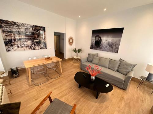 Posezení v ubytování Amazing 3BD 3BTH with 9 Balconies by Madrid4You Apartments