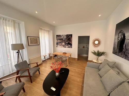 Posezení v ubytování Amazing 3BD 3BTH with 9 Balconies by Madrid4You Apartments