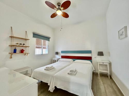 Posteľ alebo postele v izbe v ubytovaní Acogedor apt 8pax 4Bdr 2Bth- CozyHomeSevilla2