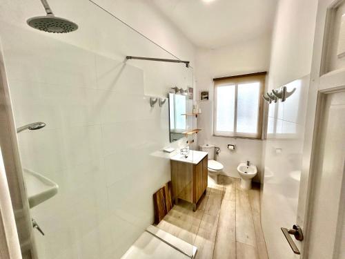 Kúpeľňa v ubytovaní Acogedor apt 8pax 4Bdr 2Bth- CozyHomeSevilla2