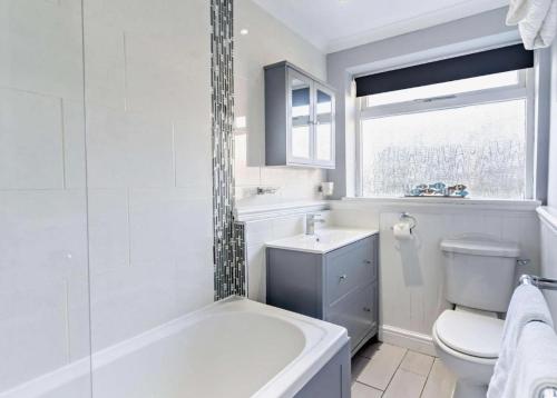 ein Badezimmer mit Badewanne, Toilette und Waschbecken in der Unterkunft Charming Shepherd's Cottage, Pets Welcome,parking in Bridgend