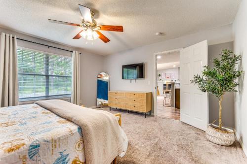 Voodi või voodid majutusasutuse Pensacola Home with Fire Pit, 7 Mi to Beaches! toas