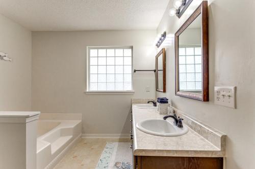 Vannituba majutusasutuses Pensacola Home with Fire Pit, 7 Mi to Beaches!