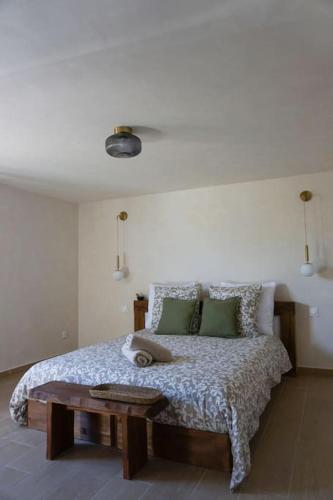 - une chambre avec un lit et une table dans l'établissement Appartement RDC en Bas de Villa avec Chambre, à Le Val