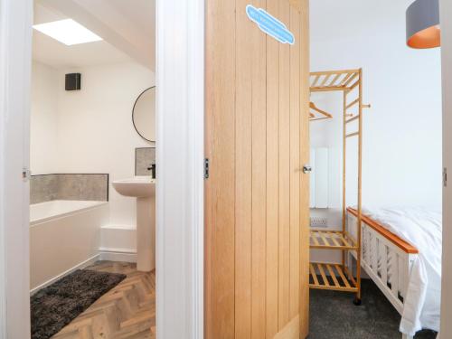 Et badeværelse på The Railway Cottage