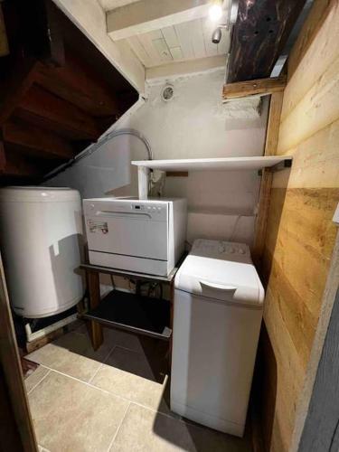 une petite salle de bain avec toilettes et lavabo dans l'établissement Gîte la petite maison, à Soulan