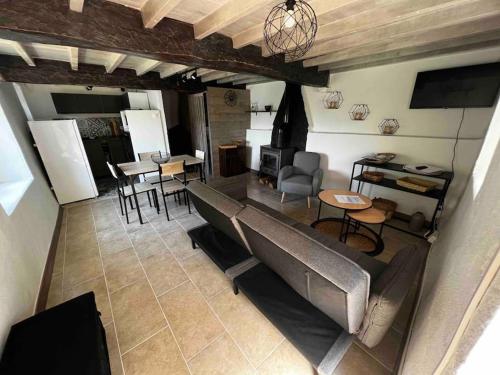 Gîte la petite maison في Soulan: منظر علوي لغرفة المعيشة مع أريكة