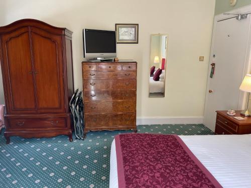 Televisyen dan/atau pusat hiburan di Ravenscourt House, Guest House