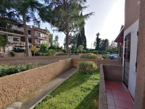 a garden with a hedge next to a building at Appartamento Tor Vergata Metro C in Tor Vergata