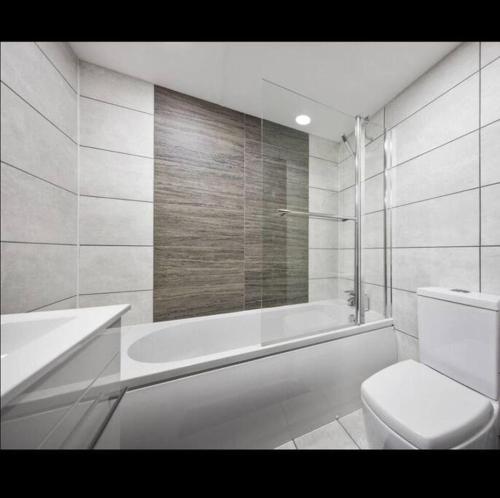 Koupelna v ubytování 1BR Hideaway Near NEC & Resorts World - Ideal for Travelers