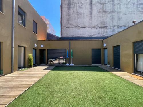 a house with a green lawn in front of it at Casas S. Dinis in Porto