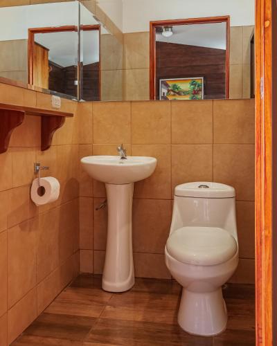 ein Badezimmer mit Toilette und Waschbecken in der Unterkunft Cabañas Bambú in San Vito