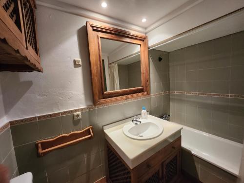 een badkamer met een wastafel en een spiegel bij Dornajo Elite in Sierra Nevada