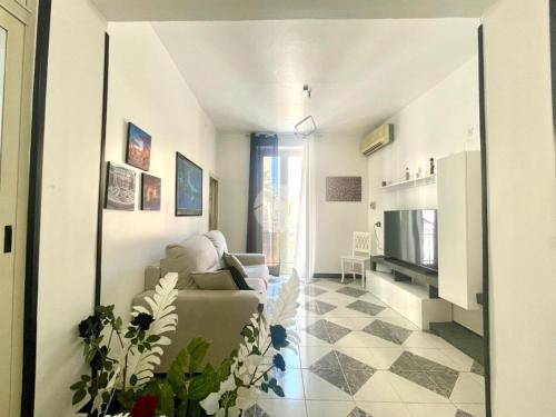 Una sala de estar con un sofá y un televisor. en Casa Cristy palermo, en Palermo