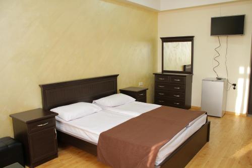 1 dormitorio con 1 cama grande y TV en Best View Hotel, en Ereván