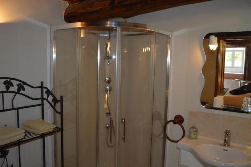 ein Badezimmer mit Dusche und Waschbecken in der Unterkunft Le Moulin au Fil de l'Eau in Verseilles-le-Bas