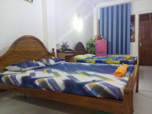 Un pat sau paturi într-o cameră la Smart Holiday Inn