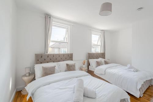 Ένα ή περισσότερα κρεβάτια σε δωμάτιο στο Urban Oasis 4 bedroom house with parking