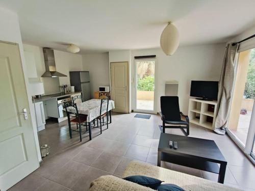 un salon avec un canapé et une table dans l'établissement Maison en résidence, à Ollioules