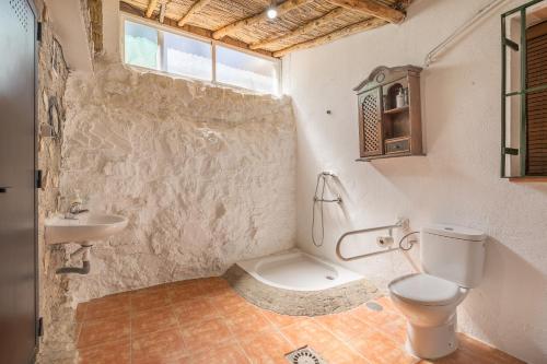 ein Badezimmer mit Toilette und Waschbecken in der Unterkunft Cortijo Las Chorreras Illora in Puerto-López