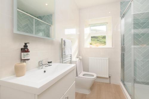 Ένα μπάνιο στο Cove Cottage