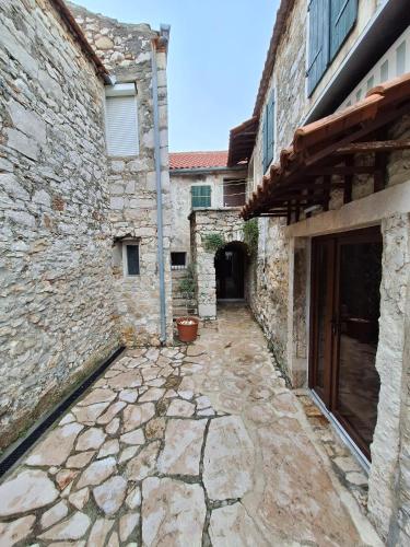 Το κτήριο όπου στεγάζεται  η παραθεριστική κατοικία