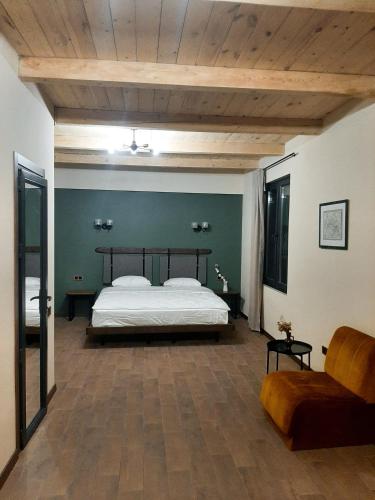 アラヴェルジにあるInnwoods Hotelのベッドとソファのある寝室