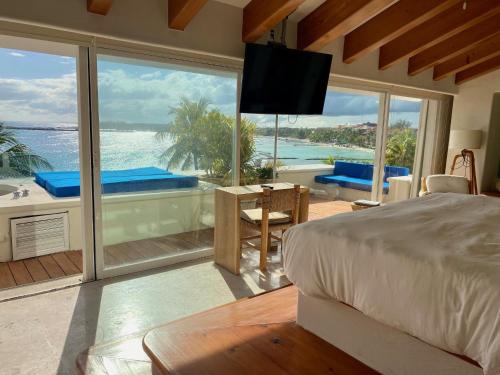 Un pat sau paturi într-o cameră la 4BR Beach Front Chac-Hal-Al