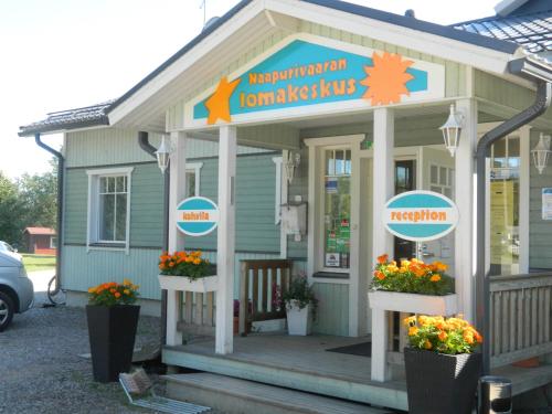 a small building with flowers in front of it at Naapurivaaran Lomakeskus in Vuokatti
