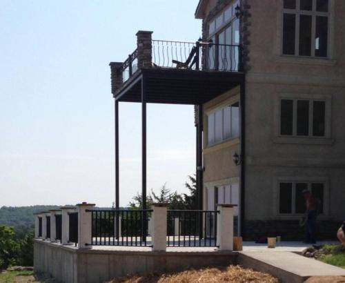 a house with a balcony on the side of it at Old Kinderhook Castle in Roach