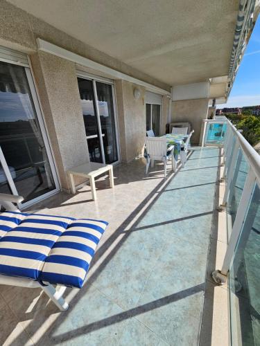 Appartement tout confort terrasse 21 m2 pleins sud wifi proche port aventura centre et plage 2 chambres 2 SDB piscine
