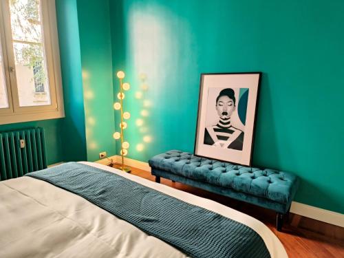 een slaapkamer met een bed en een groene muur bij CityLife & Fiera Milano Apartment with AC, WiFi, Metro M1 and Airport link in Milaan