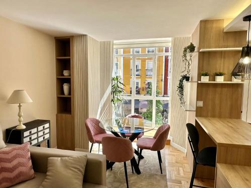 a living room with a table and chairs and a window at A un Paso de la Catedral in Burgos