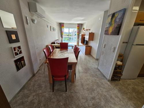Appartement tout confort terrasse 21 m2 pleins sud wifi proche port aventura centre et plage 2 chambres 2 SDB piscine