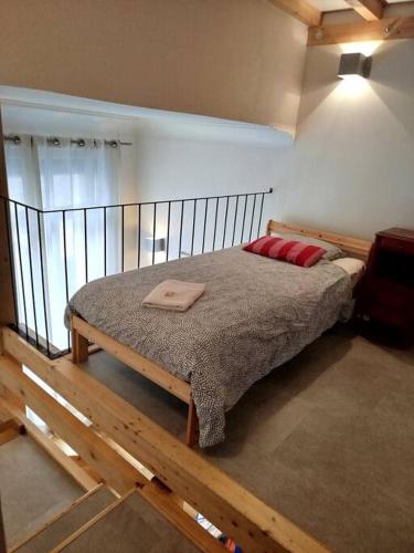 - une chambre avec un lit doté d'oreillers rouges dans l'établissement Le Coq Bleu, à Reims