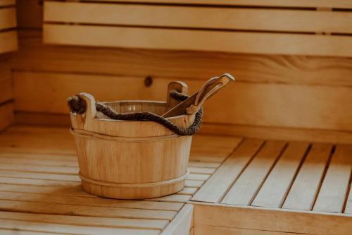 a bucket on the floor of a sauna at Ēdelveisi Lauku sala in Līvbērze