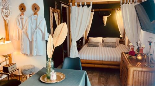 Ένα ή περισσότερα κρεβάτια σε δωμάτιο στο Bambou Room