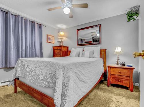 スノーシューにあるML115 Lovely Slope Side Getaway WiFi Parking Next To Villageのベッドと天井扇風機のある寝室