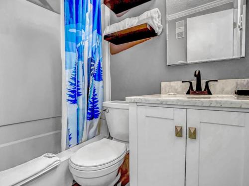 スノーシューにあるML115 Lovely Slope Side Getaway WiFi Parking Next To Villageのトイレと洗面台を備えた白いバスルーム