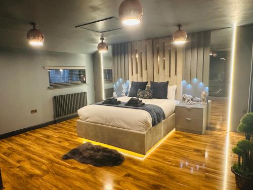 a bedroom with a bed with blue balloons on it at Two Bedroom Apartment in Slough
