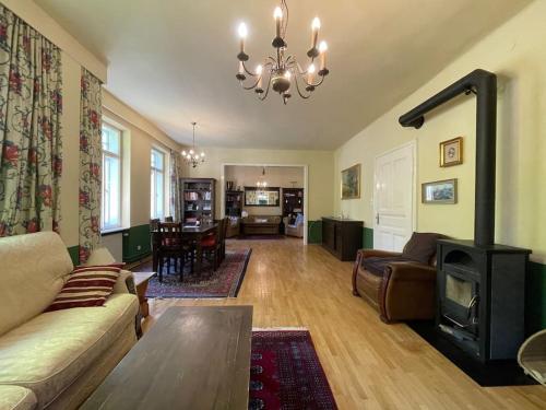 a living room with a couch and a fireplace at Idyllisches Landhaus mit Garten nahe Stadtplatz in Weitra
