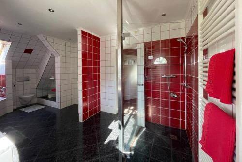 a red tiled bathroom with a shower and red tiles at Idyllisches Landhaus mit Garten nahe Stadtplatz in Weitra